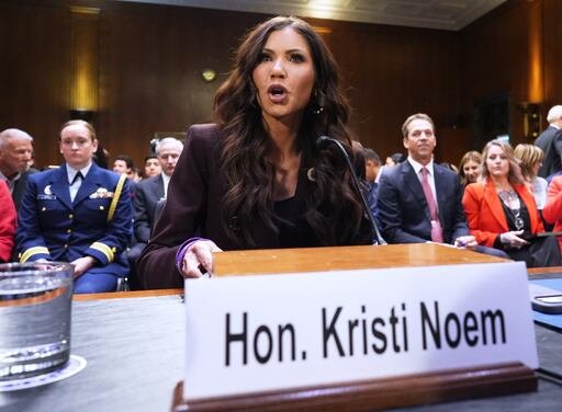 La polémica campaña publicitaria de dólares de la secretaria de Seguridad Nacional y su desacuerdo público con el presidente provocaron su despido