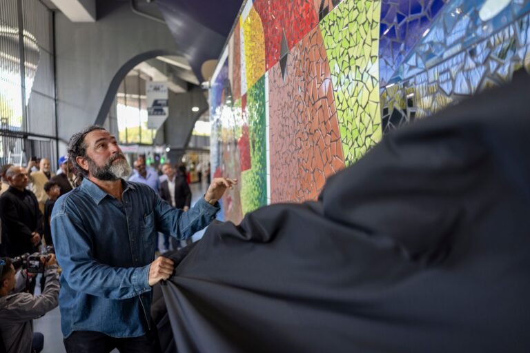 La obra “Eternos”, de 100 pies de longitud, rinde homenaje en el estadio a estelares exjugadores de la pelota puertorriqueña