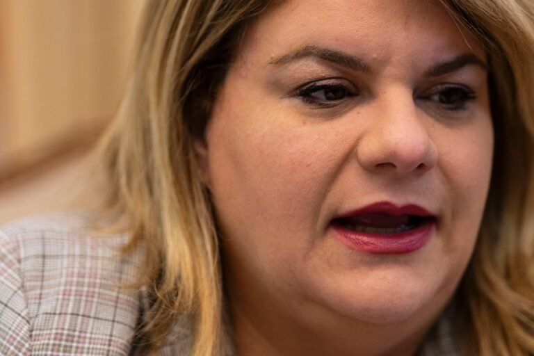 La gobernadora firmó el viernes 17 medidas y vetó otras tres propuestas legislativas