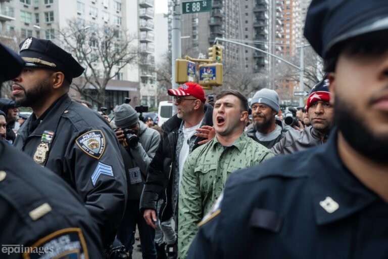 El incidente se registró durante una protesta antimusulmana liderada por el agitador de extrema derecha, Jake Lang