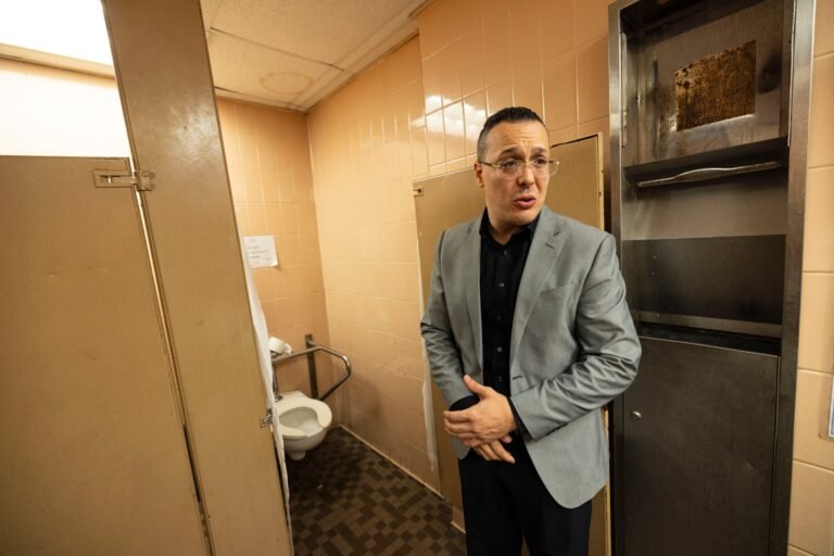 Fernando Díaz Rivera recorrió, junto a El Nuevo Día, las pésimas instalaciones que dificultan el acceso de la población a la que sirve, incluido un baño donde el inodoro para personas en sillas de ruedas no funciona