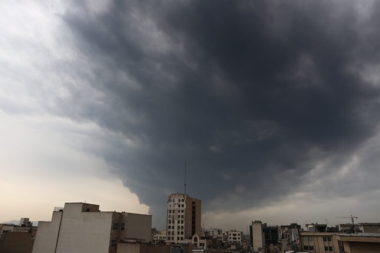 La capital de Irán experimentó una mezcla de lluvia y humo tras ataques contra cuatro instalaciones de almacenamiento de petróleo y un centro de transferencia de productos petrolíferos