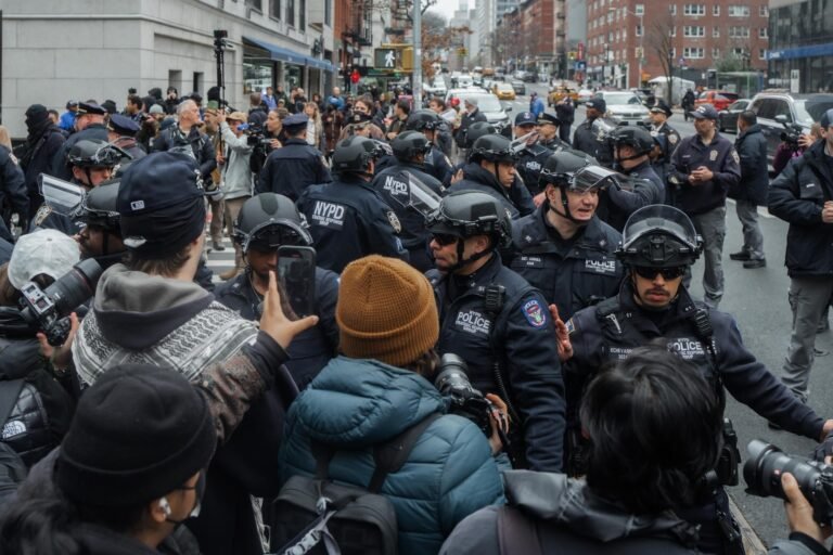 Los agentes hallaron dos dispositivos, uno de ellos con una mecha encendida y envuelto en cinta adhesiva