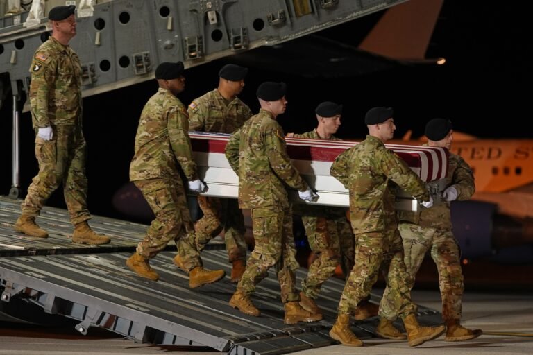 El vicepresidente JD Vance asistió al traslado digno del soldado Benjamin N. Pennington