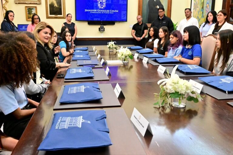 Jenniffer González tuvo una reunión, en La Fortaleza, con 14 estudiantes destacadas del Departamento de Educación