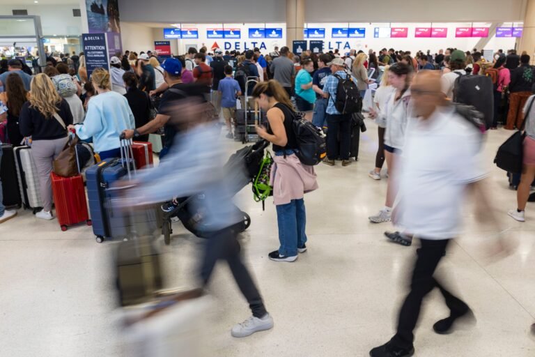 Aunque informaron que se redujo a cinco minutos, continúan exhortando a los pasajeros a llegar con anticipación