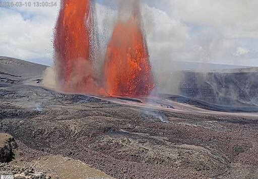 Las fuentes de lava, que alcanzan los 1,000 pies de altura, no ha amenazado casas ni edificios