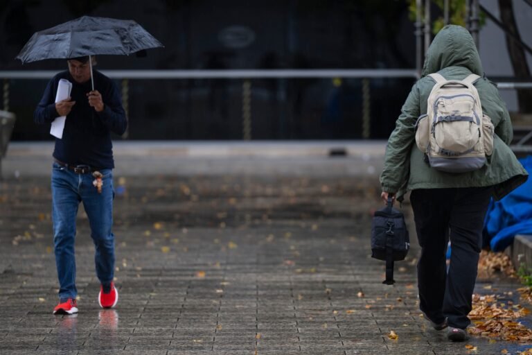 Permanece en efecto una advertencia para operadores de embarcaciones pequeñas en las aguas mar afuera del Atlántico