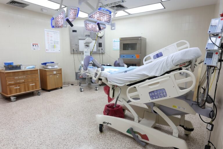 La gobernadora Jenniffer González firmó la nueva ley, que también establece que el Departamento de Salud deberá entregar un certificado “especial” a los progenitores