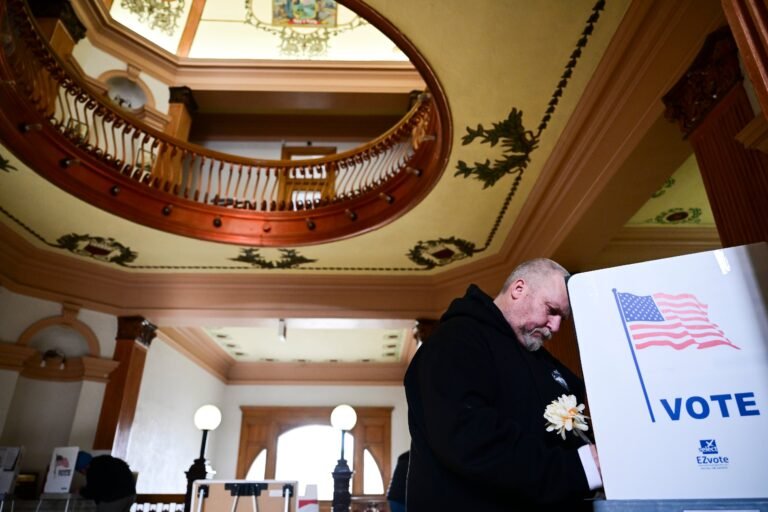 Nuevo México se convirtió esta semana en el primer estado en prohibir la presencia de agentes armados en los centros de votación