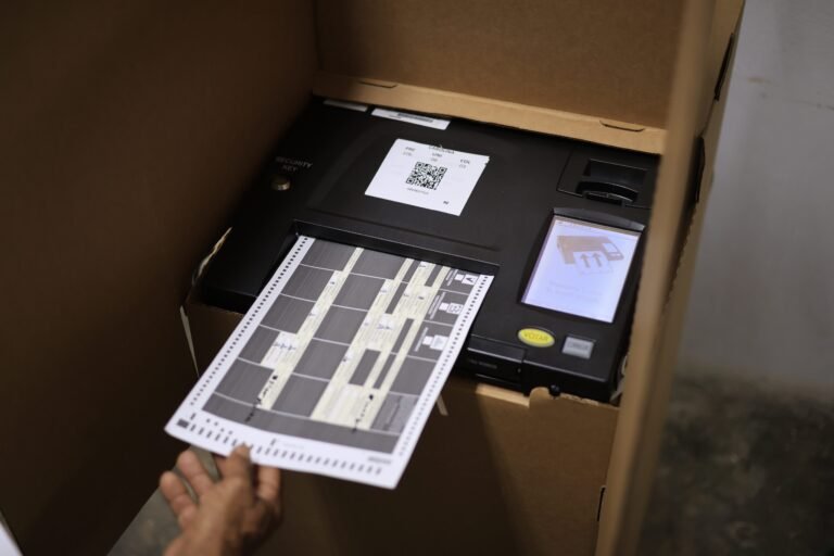 La nueva ley le quita 20 días al período de inscripción, reduce a 50 años la edad mínima para votar por correo e incorpora una nueva modalidad de voto adelantado presencial, entre otros cambios