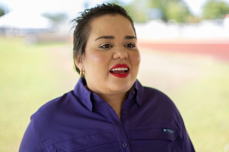 La legislación busca cerrar una disparidad legal y equiparar las consecuencias con otros estatutos como la Ley de Acecho y la Ley 54