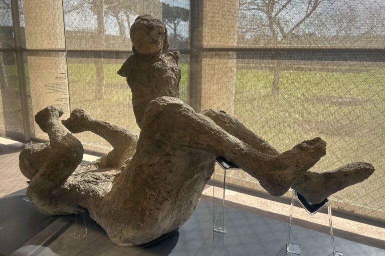 Los moldes, denominados “huellas del dolor”, capturan de forma espectacular la posición exacta en la que murió cada habitante de la ciudad en el año 79 d.C.