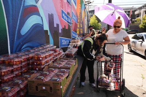 El sur de California se prepara para unas temperaturas inusualmente altas, con previsiones de temperaturas cercanas a los 90 grados, lo que aumenta la preocupación por las enfermedades causadas por el calor.