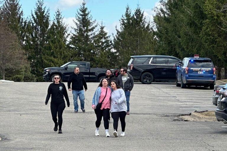 El alguacil del condado de Oakland, Mike Bouchard, indicó que aún no hay nadie bajo custodia