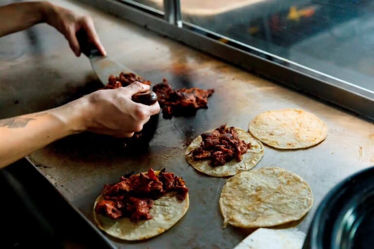 Según el demandante, tras dar un solo bocado a su taco, sufrió síntomas graves que incluyeron taquicardia registrada por su reloj inteligente