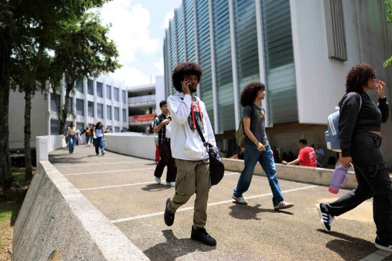 La presidenta universitaria argumentó que tener menos estudiantes no se debe solo al aumento en costos