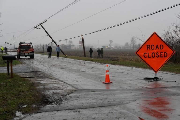 Cerca de 450,000 clientes seguían afectados a media tarde del sábado en Ohio, Pensilvania y Michigan, según PowerOutage.us
