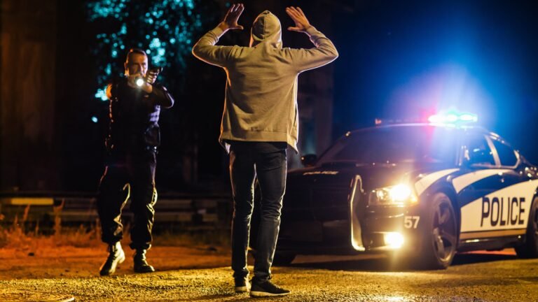 La distinción impacta en la gravedad de la sanción, el procedimiento aplicable y las consecuencias legales para quien comete el acto