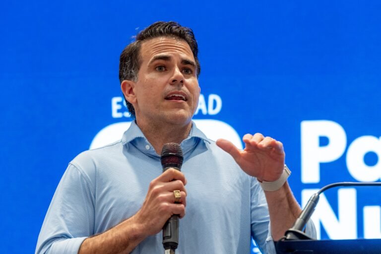 El Departamento de Justicia opinó que un requisito es haber completado el término de cuatro años en la gobernación