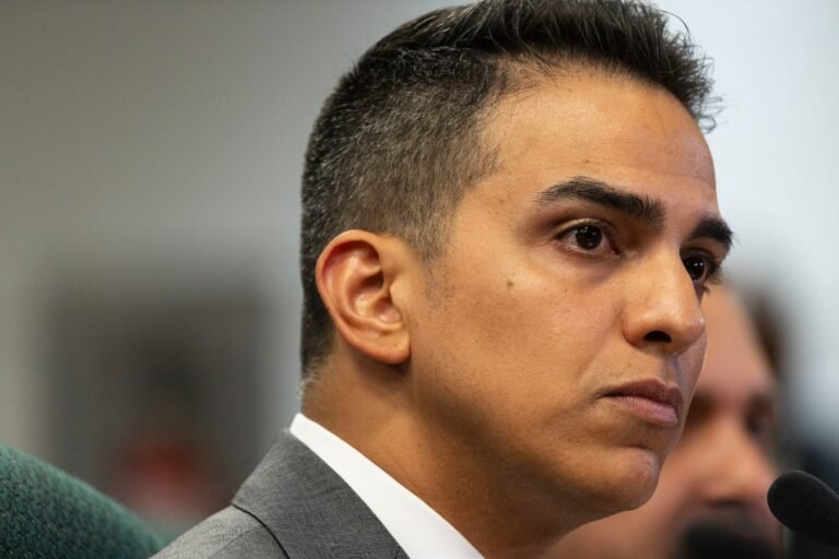 Según la agencia, el Código de Rentas Internas prohíbe tal divulgación; mientras, otras dependencias sometieron los datos sobre sus contratos con el exsecretario de Justicia