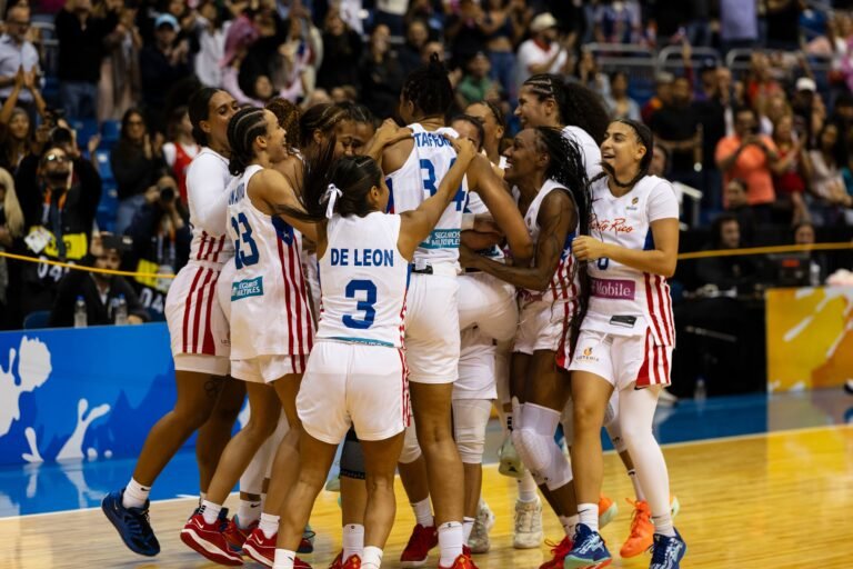 La tensión del partido ante Nueva Zelanda dio paso a la alegría cuando el resto del equipo irrumpió en la sala de prensa