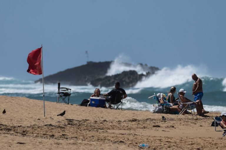 La brisa fuerte mantiene un riesgo alto de corrientes marinas para la mayoría de las zonas costeras