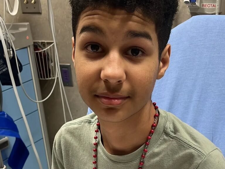 El menor, que padece de miastenia gravis, requiere un trasplante de médula ósea