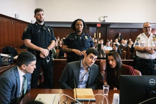 Solicitaron a un juez federal posponer hasta principios de 2027 y pretenden retrasar hasta septiembre su juicio estatal