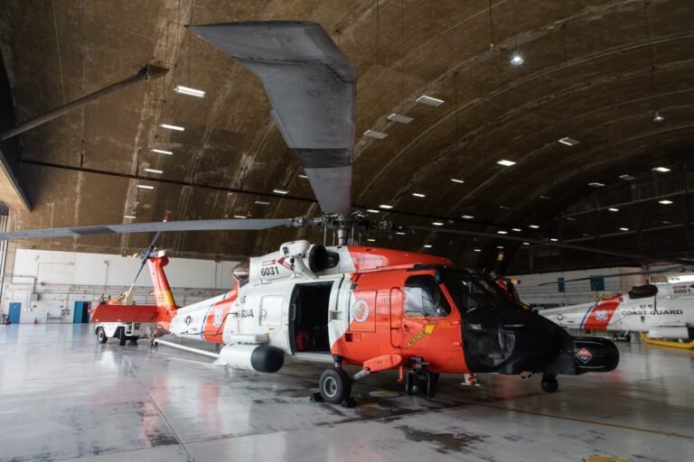 Personal de la OMME de San Juan rescató a otras dos personas que también confrontaron problemas en el agua