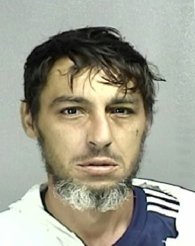 Víctor Acevedo Concepción tenía una orden de arresto por violación a la Ley de Sustancias Controladas, confirmó la Policía