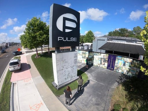 Obreros comenzaron a derribar las paredes del local, que aún presentaban los agujeros de bala del atentado del 12 de junio