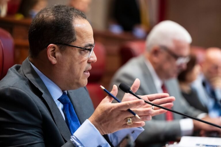 El senador Carmelo Ríos, autor de la legislación, sostuvo que algunos fármacos son confeccionados en el país de forma ilegal