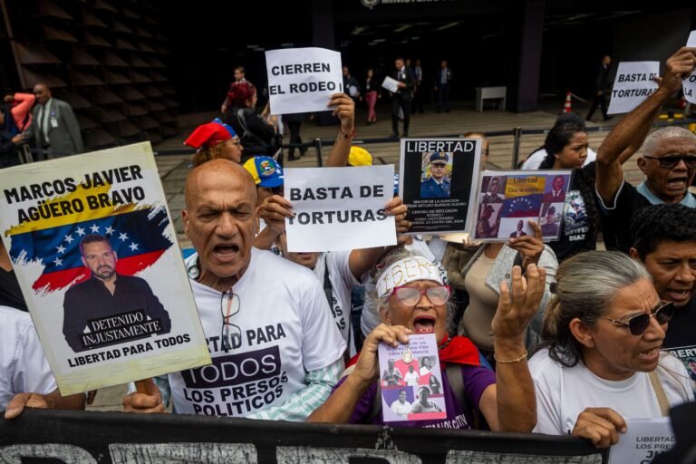 Del total, 432 son hombres y 45, mujeres; y 290 son civiles y los 187 restantes, militares, según la organización Foro Penal