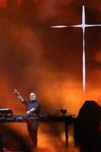 El padre Guilherme se presentó en la histórica Plaza de Mayo para conmemorar un año de la muerte del pontífice argentino