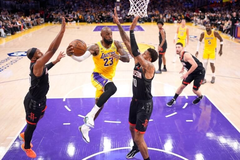 Luke Kennard lidera el triunfo con 27 puntos y LeBron James dirige con 13 asistencias en un sólido inicio de serie ante un Houston sin Kevin Durant