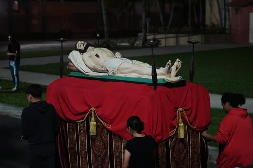 Los cristianos de todo el mundo conmemoran la crucifixión de Jesús con oraciones ancestrales y fervientes procesiones mundiales