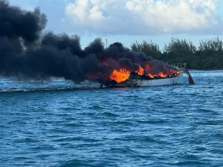 Las autoridades se encuentran en el proceso de identificar si había personas dentro de la embarcación