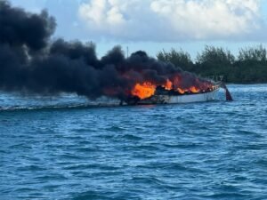 Las autoridades se encuentran en el proceso de identificar si había personas dentro de la embarcación