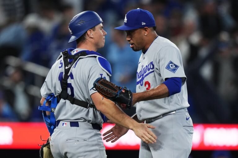 Los Dodgers colocaron al cerrador en la lista de lesionados tras detectar fragmentos sueltos en su codo derecho