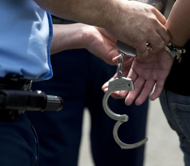 Derek Xavier Aguayo, de 29 años, fue arrestado en el estacionamiento de un centro comercial en dicho municipio