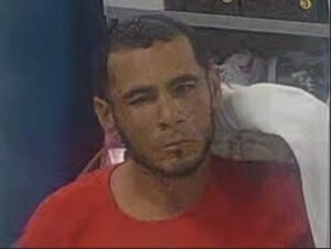 Las autoridades aseguran que el sujeto usualmente opera con un cómplice que conduce un Kia negro