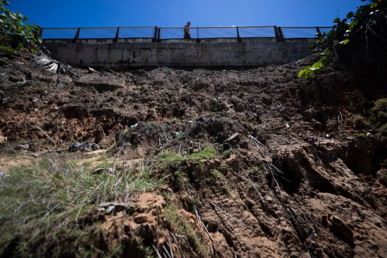La erosión del talud costero se ha acercado peligrosamente a la vía por la que transitan diariamente miles de vehículos y peatones