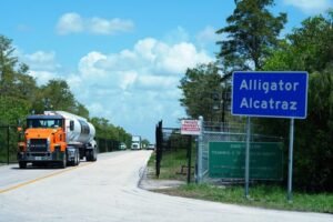 Un tribunal de apelaciones permite que "Alligator Alcatraz" siga abierto, rechazando una revisión medioambiental federal para el centro de detención de inmigrantes de Florida