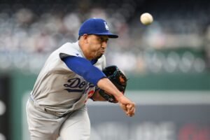 El relevista será operado este miércoles para extraer fragmentos en el codo derecho y podría regresar al montículo entre julio y agosto de este año con los Dodgers
