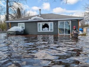 Enormes trozos de hielo están dañando viviendas a lo largo del Lago Negro de ese estado