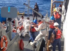 Un ocupante adicional que era buscado por la Policía de Puerto Rico permanece bajo arresto, reveló la Guardia Costera