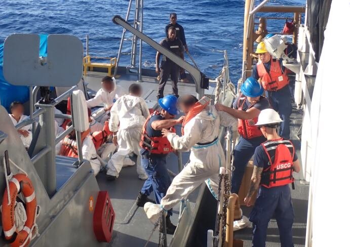 Un ocupante adicional que era buscado por la Policía de Puerto Rico permanece bajo arresto, reveló la Guardia Costera