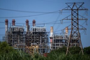 Por años, se ha apuntado a tranques en las cadenas de producción y distribución como responsables de la dilación en la reconstrucción del sistema