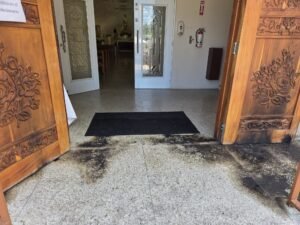 Feligreses y miembros de la comunidad se mostraban sorprendidos, mientras las autoridades continúan la pesquisa bajo la sospecha de que fueron provocados